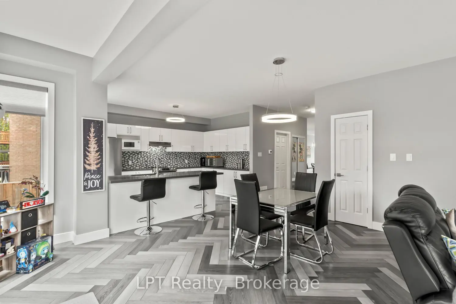 111 Bayview Avenue photo 4