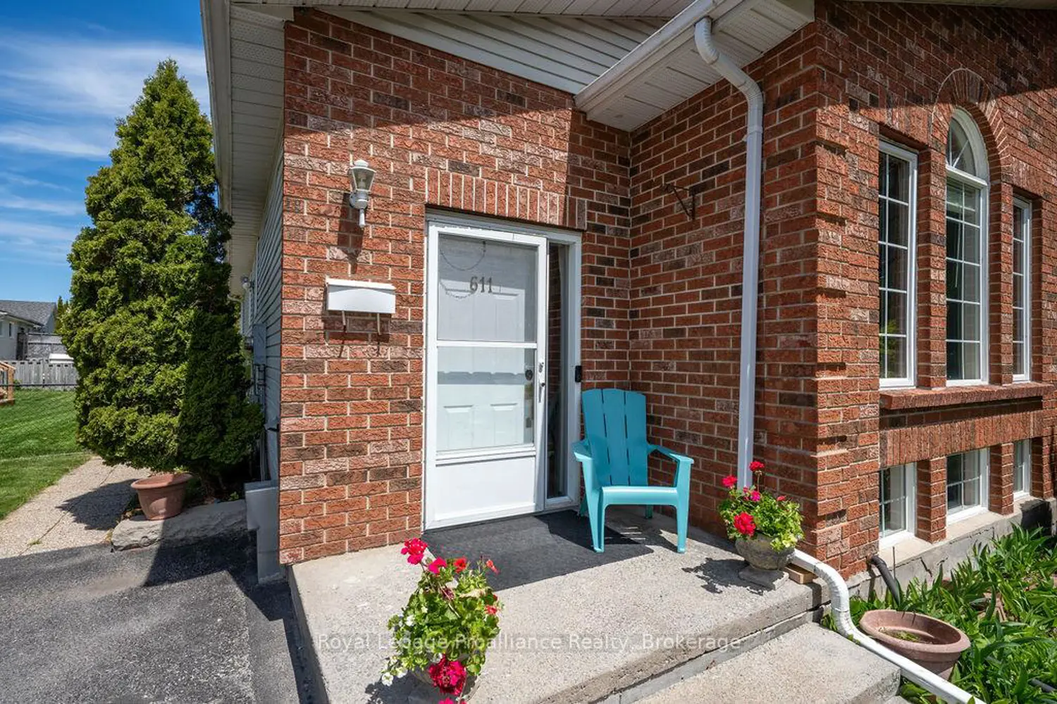 611 Barnsley Crescent photo 5