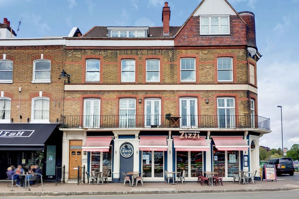 3 bed flat for saleBridge Road, Hampton Court, East Molesey KT8