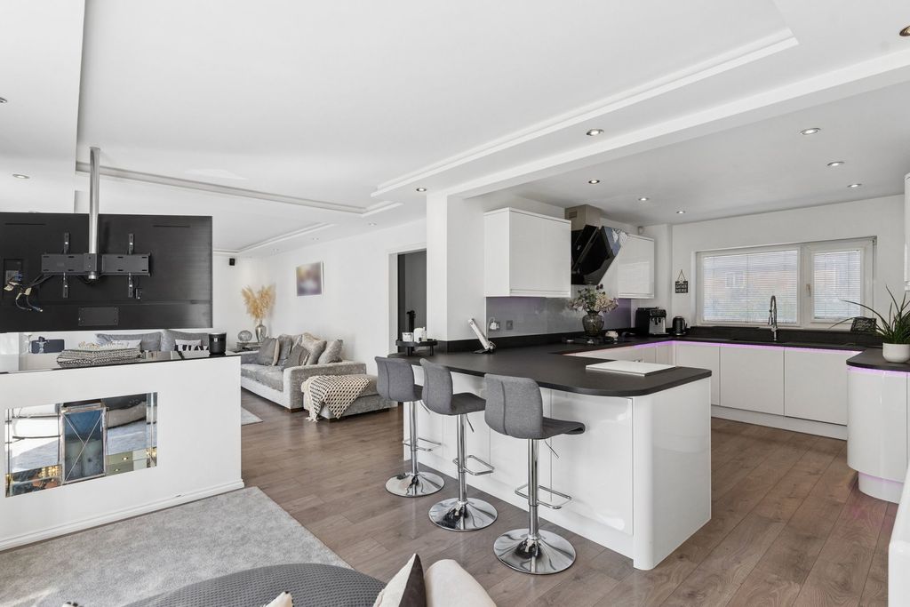 Additional image 8 of 5 bed detached house for saleCoombe Drive, Dunstable LU6