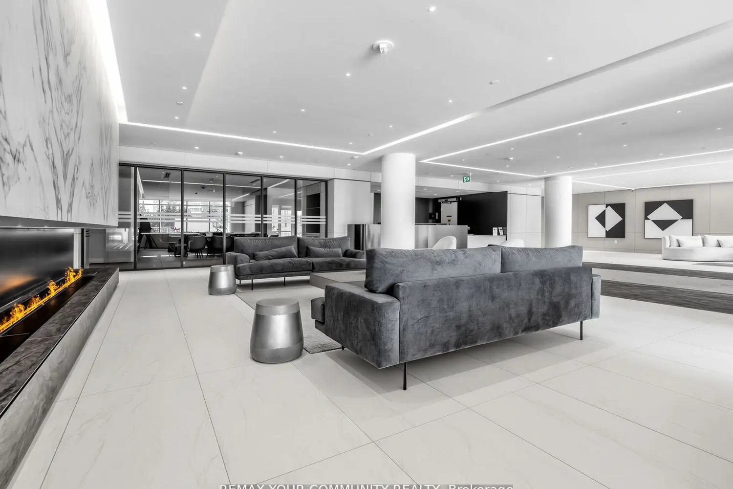 30 Upper Mall Way 1510 photo 2