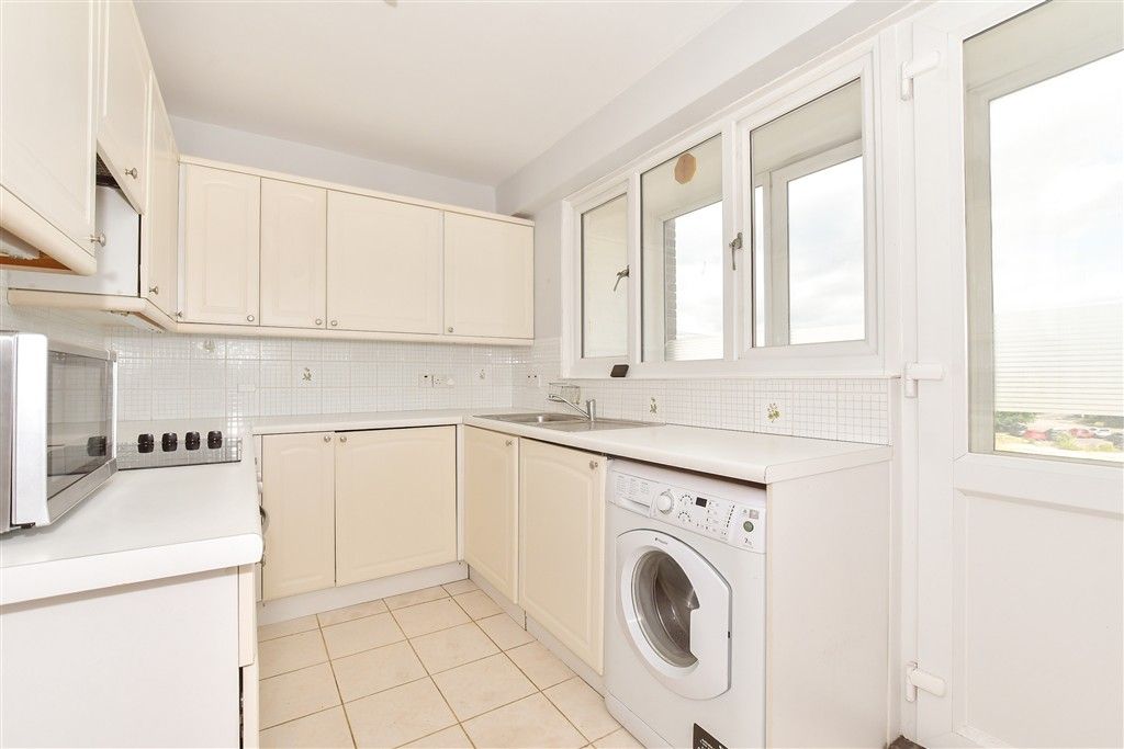 3 bed flat for saleThe Gateway, Dover, Kent CT16 photo 2