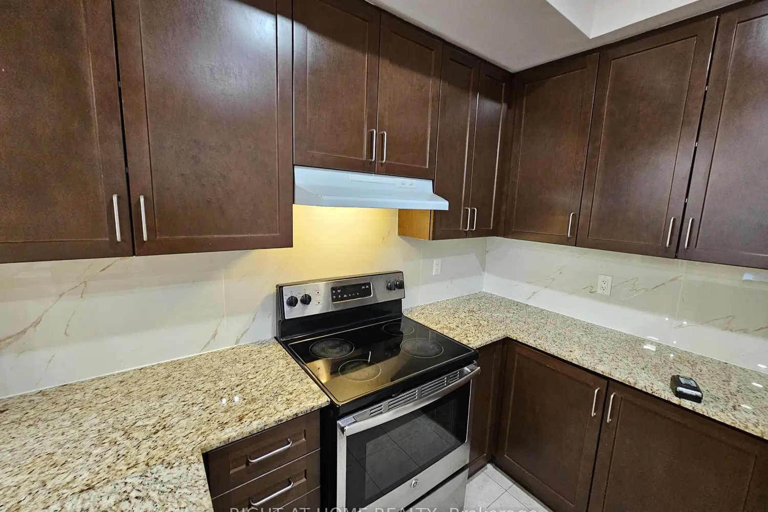 1040 Elton Way 4 photo 5