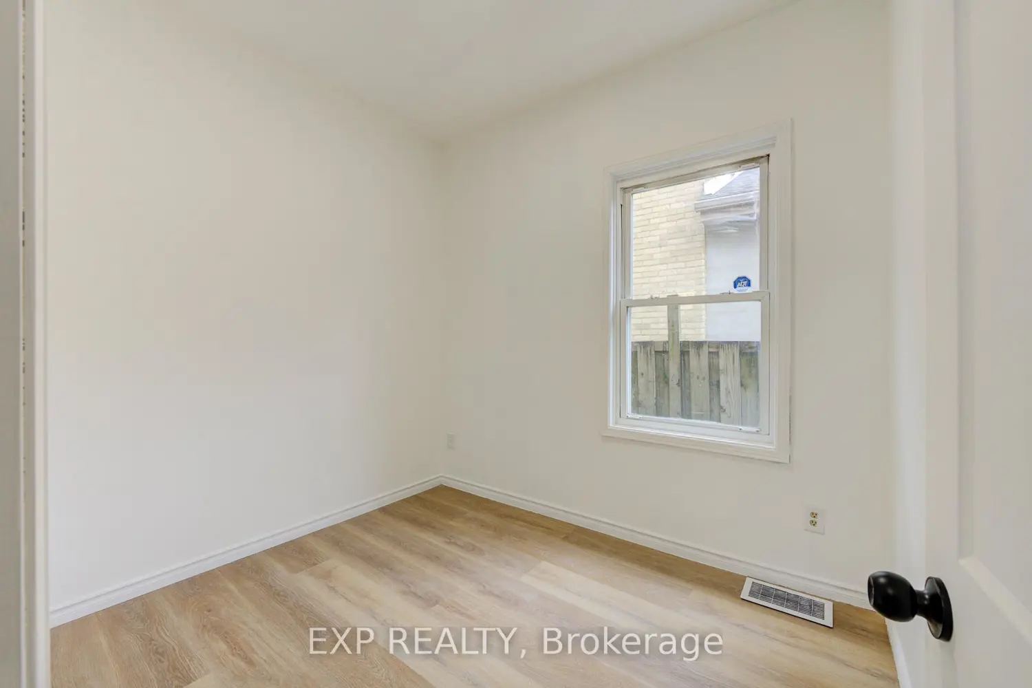 Additional image 13 of 524 Simcoe Street