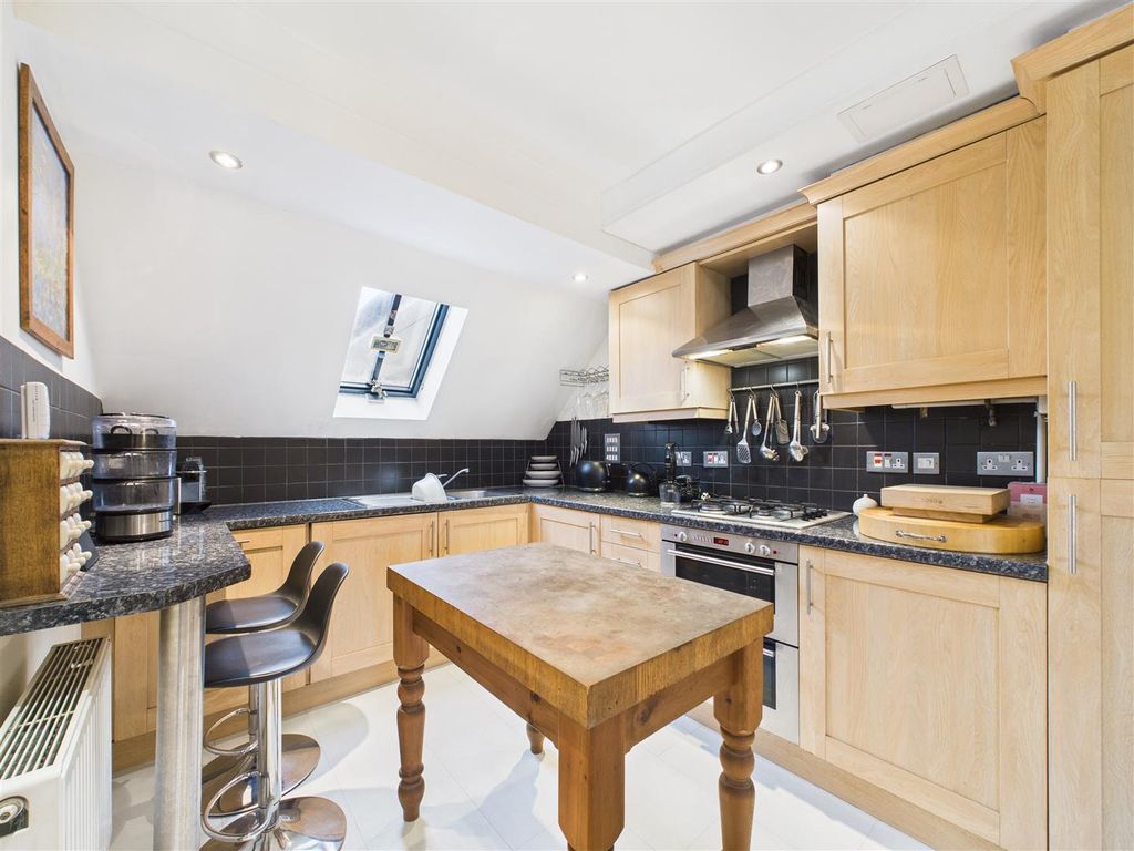 2 bed flat for saleMatham Road, East Molesey KT8