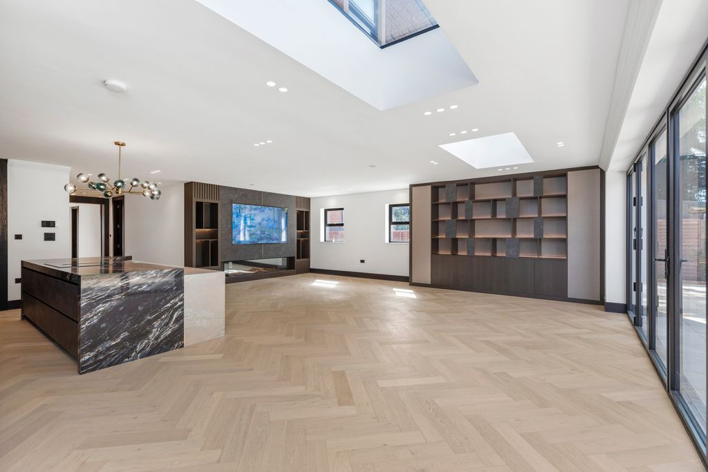 5 bed detached house for saleThe Pipers Pipers Green Lane, Edgware HA8 photo 5