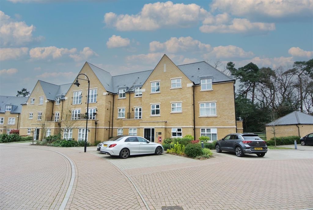2 bed flat for saleQueenswood Crescent, Englefield Green, Egham TW20