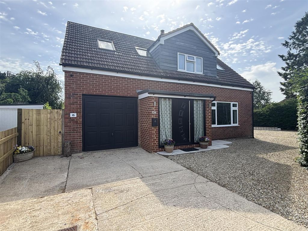 5 bed detached house for saleJackson Close, Devizes SN10 photo 2