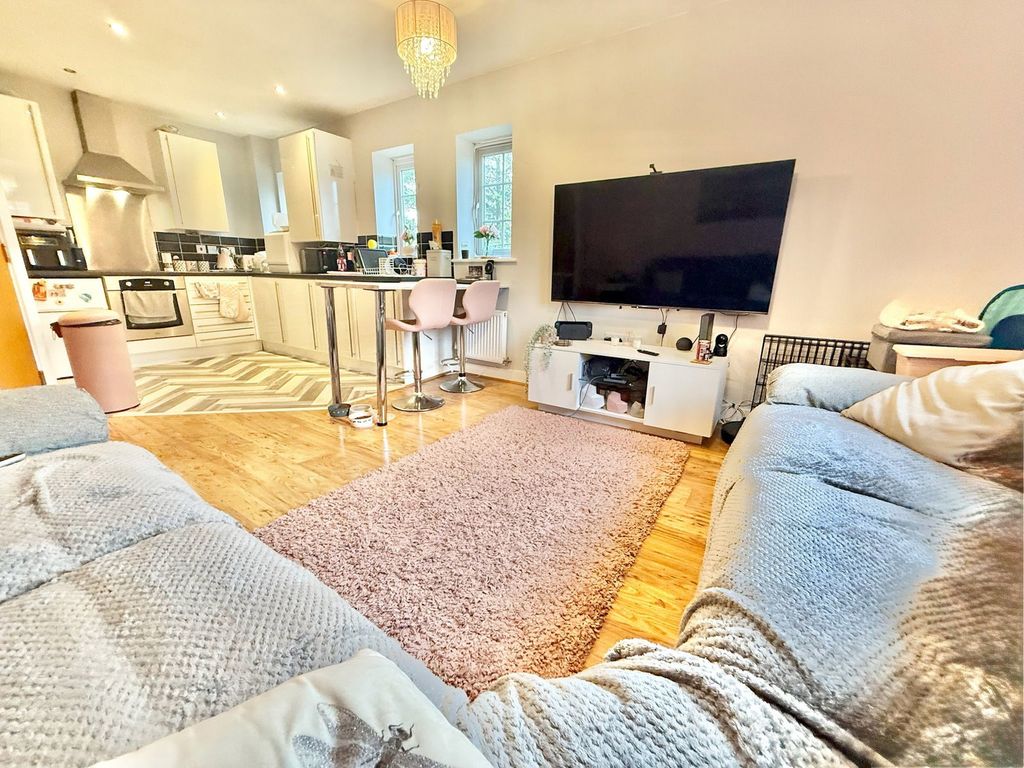 2 bed flat for saleDonnington Court, Dudley DY1 photo 4