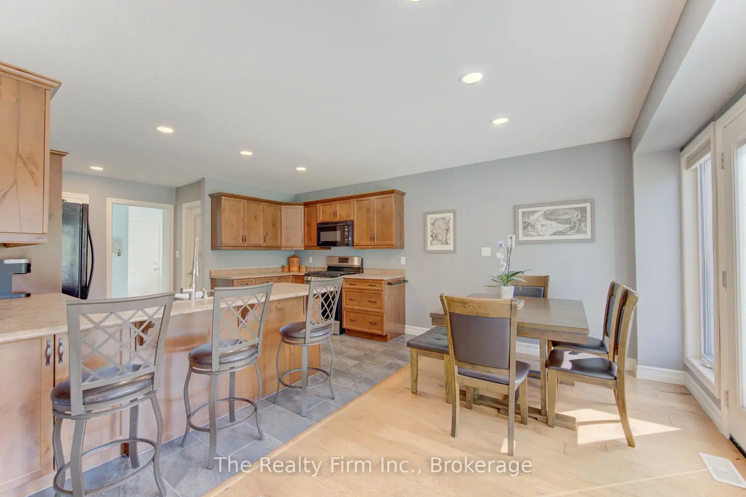 475 Albert Avenue photo 2