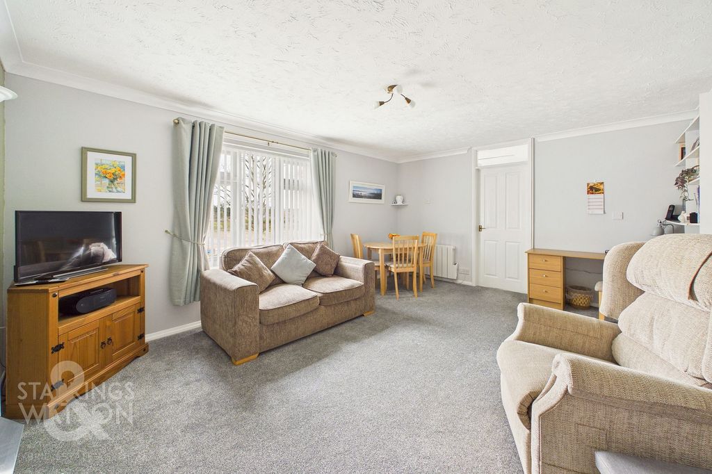 2 bed flat for saleParkside Court, Diss IP22 photo 3