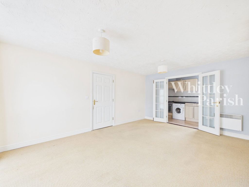 2 bed flat for saleEnsign Way, Diss IP22 photo 4