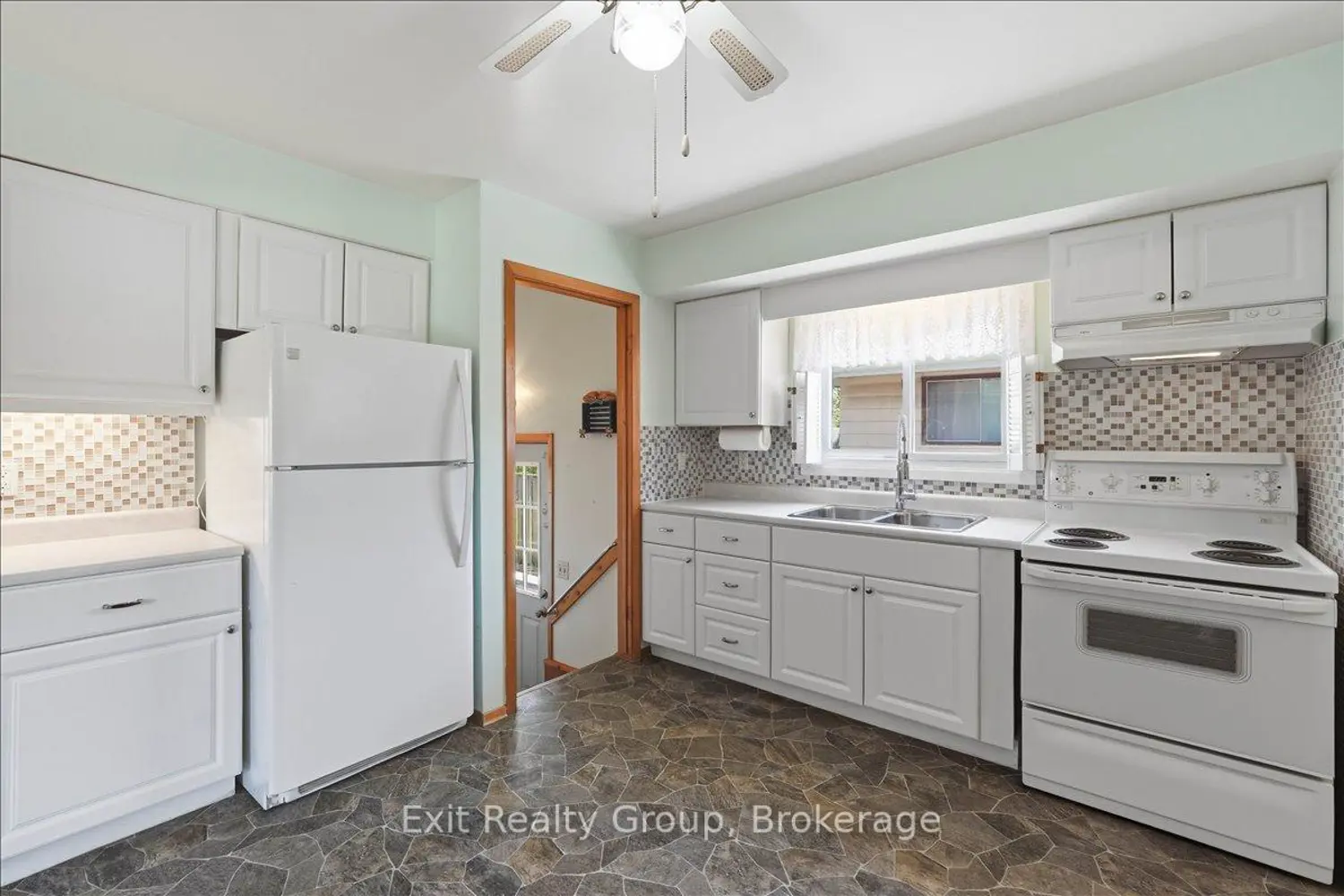261 Byron Street photo 3