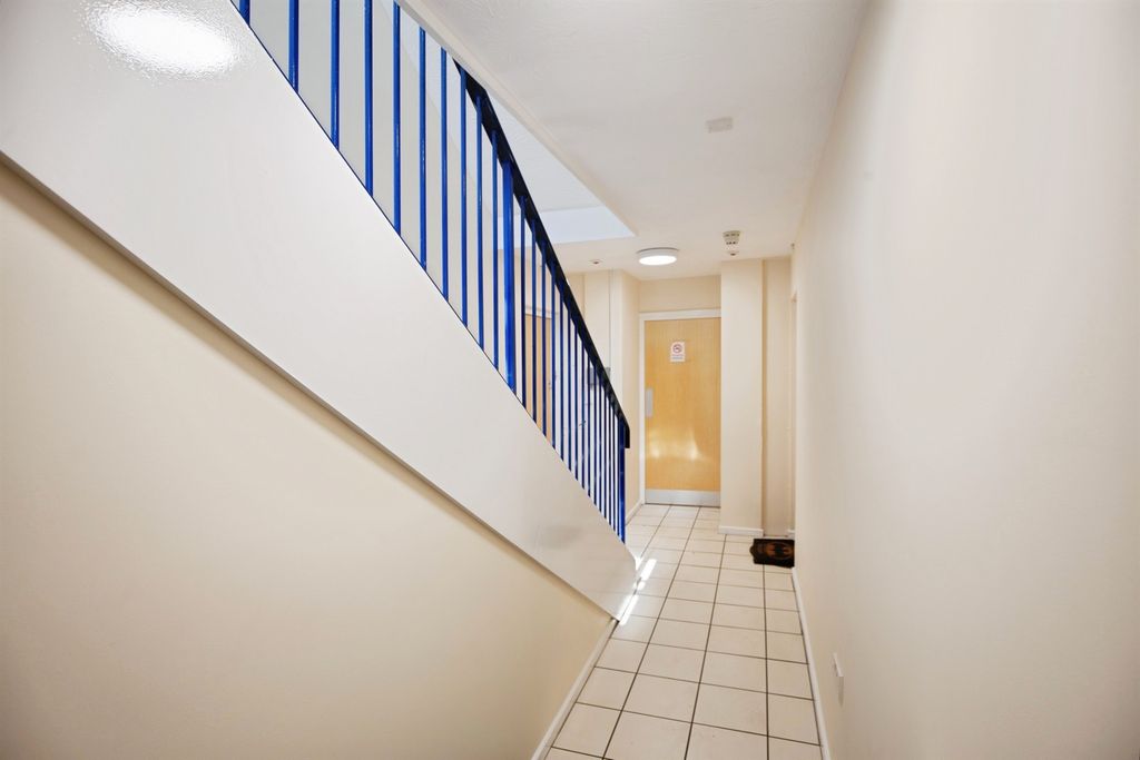 2 bed flat for saleHillier Road, Devizes SN10 photo 4
