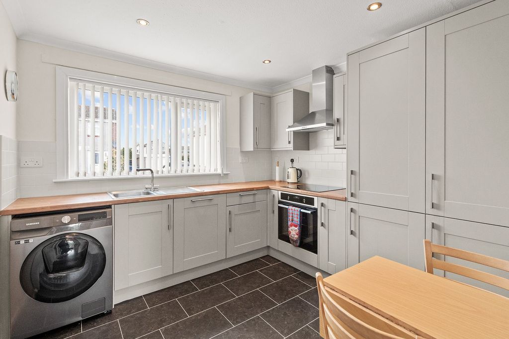 2 bed detached bungalow for saleLothian Crescent, Causewayhead FK9 photo 3