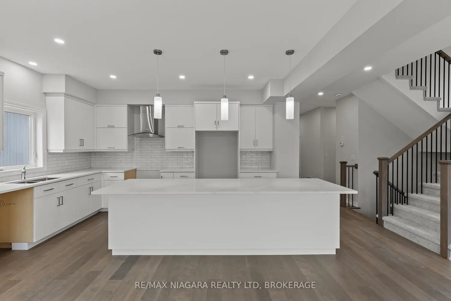 150 Hodgkins Avenue photo 2