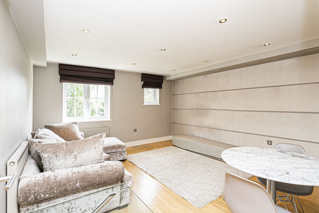 2 bed flat for saleStation Road, Epping CM16 photo 4