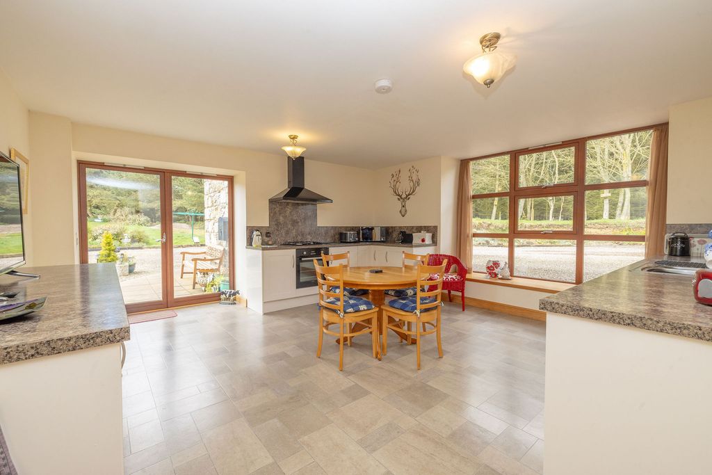 5 bed semi-detached house for saleStrichen AB43 photo 5