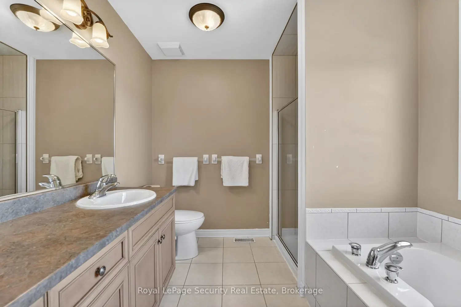 37 Fredonia Crescent photo 5