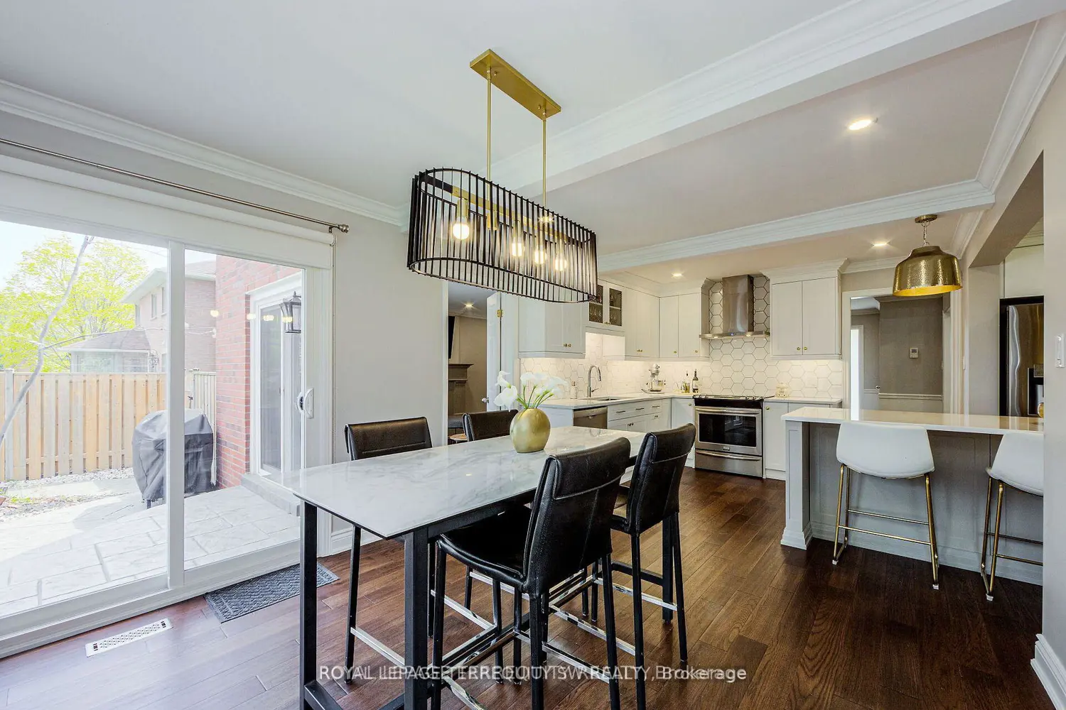 2025 Parklane Crescent photo 5