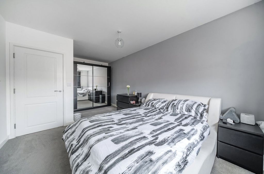 Additional image 4 of 2 bed flat for saleHurst Avenue, Blackwater, Camberley GU17