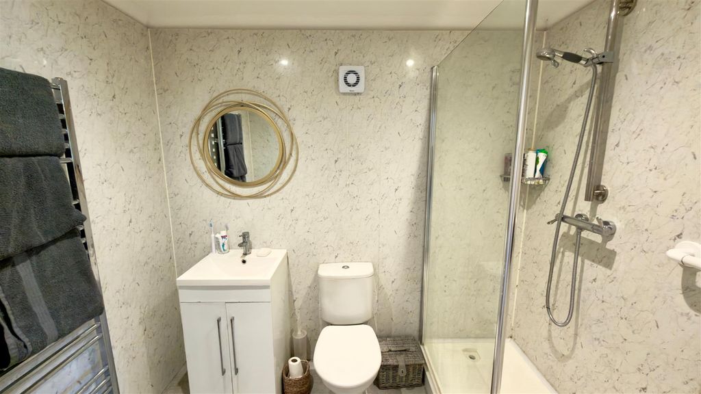 Additional image 8 of 2 bed flat for saleFreshwater, Isle Of Wight PO40
