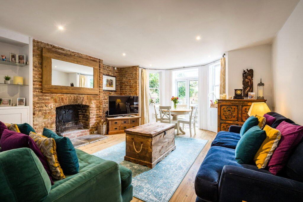 2 bed flat for saleGuildford, Surrey GU1 photo 3