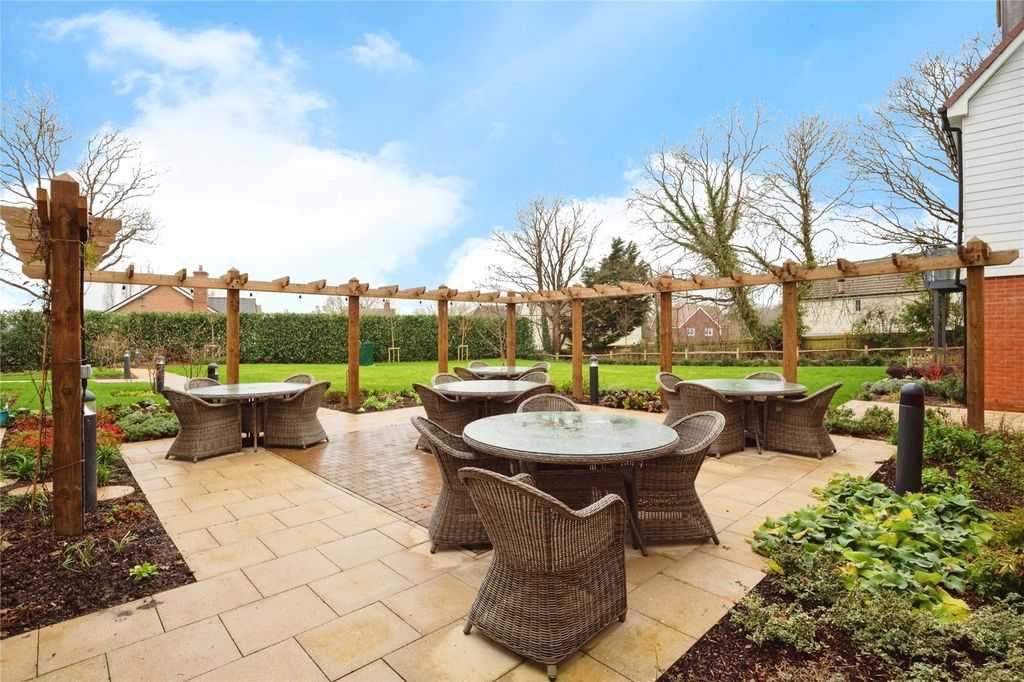 1 bed flat for saleWeavers House, Highgate Hill, Hawkhurst, Cranbrook TN18 photo 3