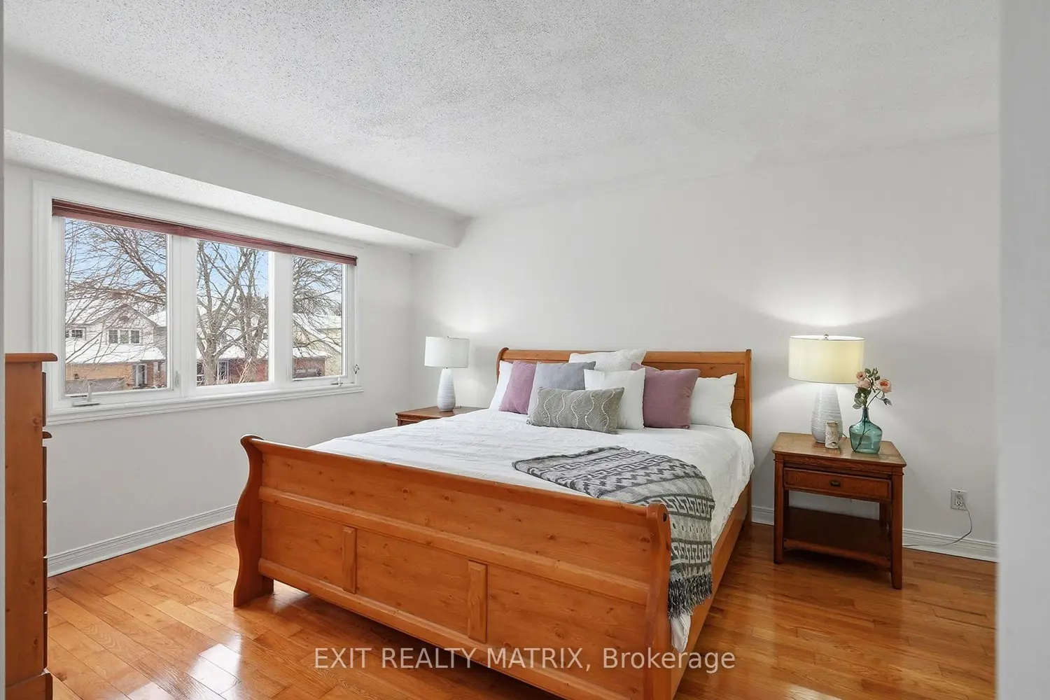 727 Brome Crescent photo 4
