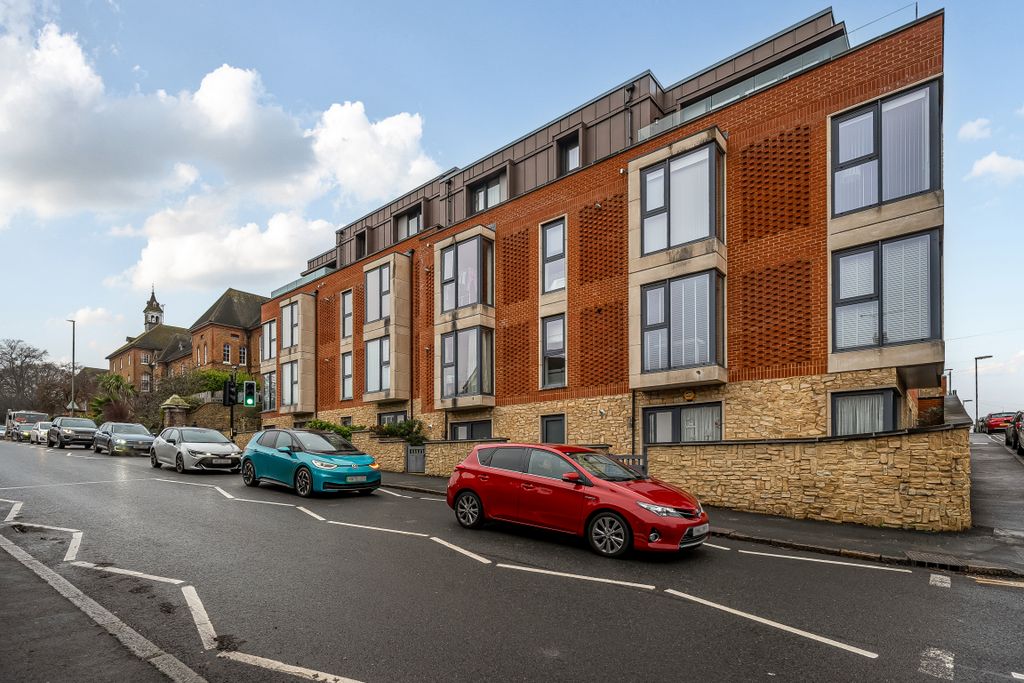 2 bed flat for saleDenzil Road, Guildford GU2