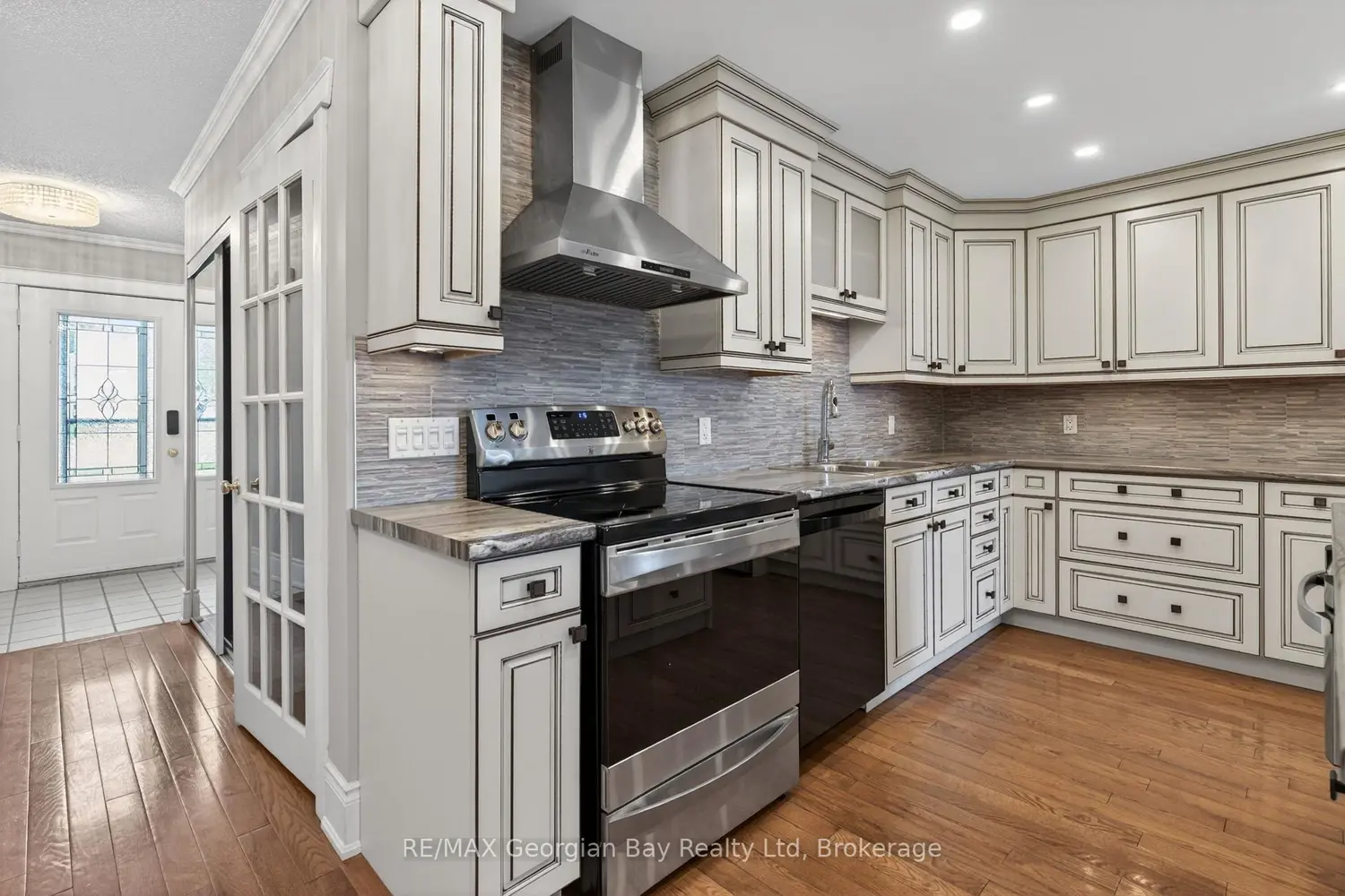 696 King Street 63 photo 3