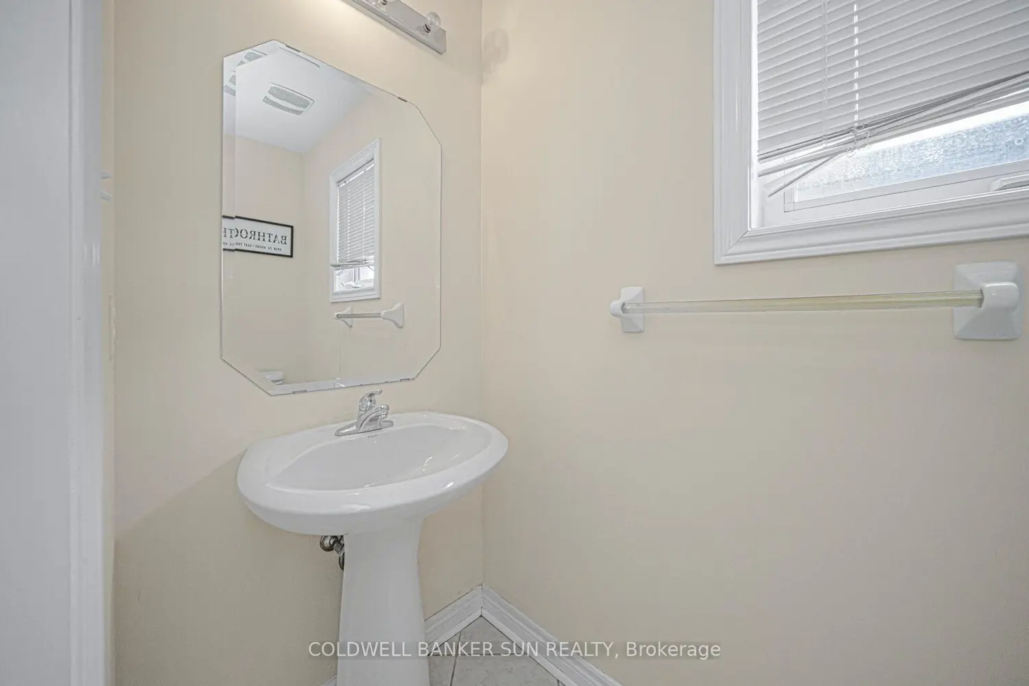 146 Crystalview Crescent photo 2
