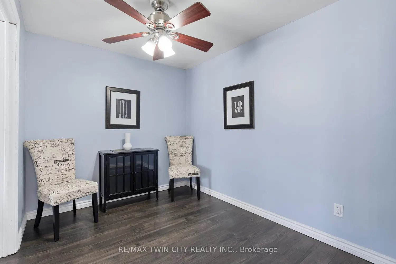519 Pinetree Crescent photo 3