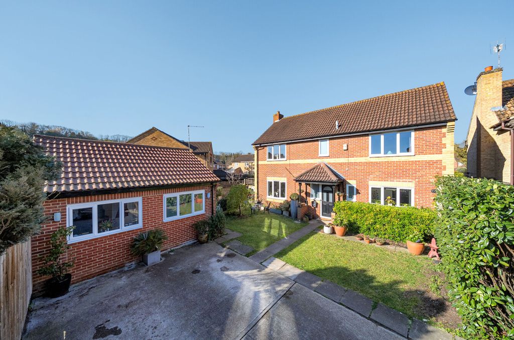 4 bed detached house for saleBullivant Close, Worcester Park, Greenhithe, Kent DA9