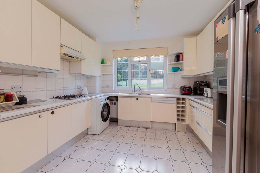 Additional image 3 of 3 bed flat for saleOak End Way, Gerrards Cross SL9