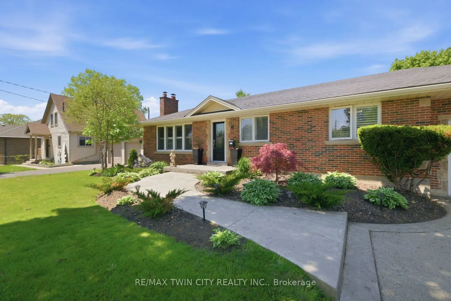 8 Queensway Drive photo 4