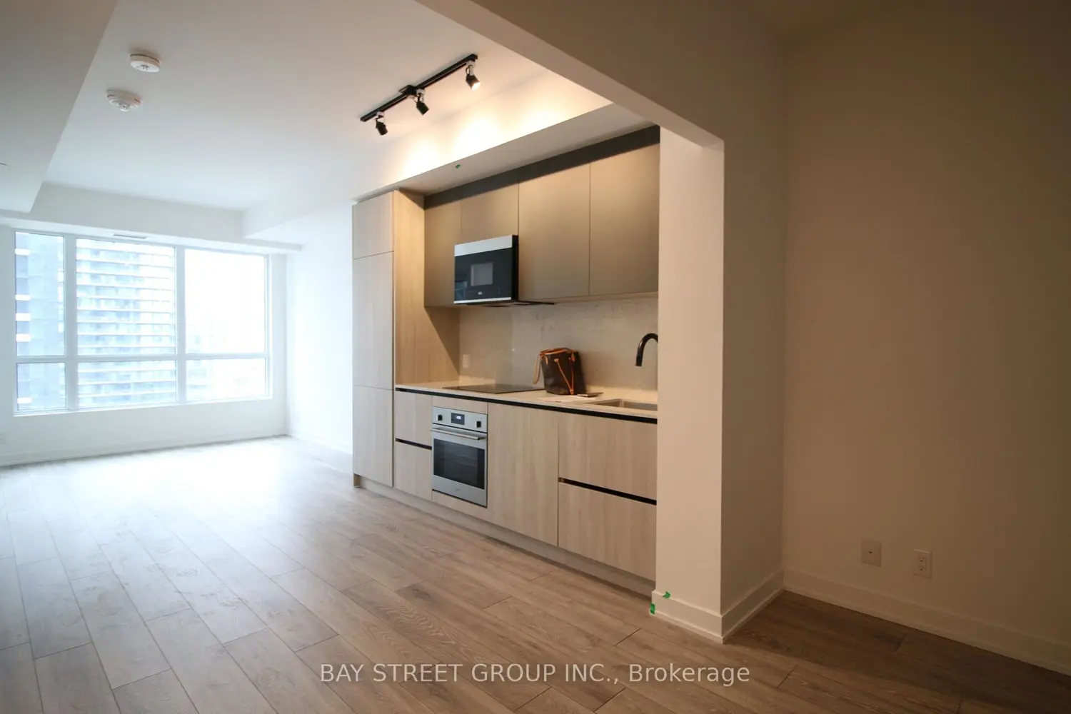 108 Peter Street 1703
