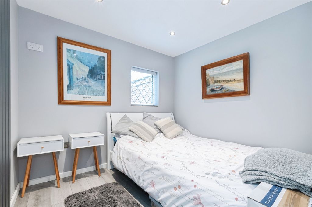 Additional image 19 of 5 bed semi-detached house for salePennys Crescent, Fordingbridge SP6