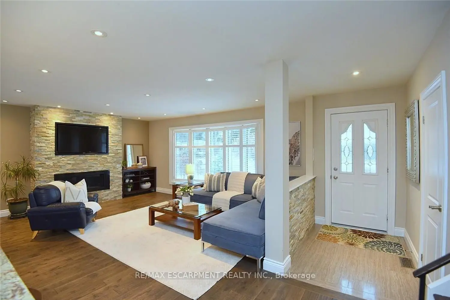 626 Vanderburgh Drive photo 3