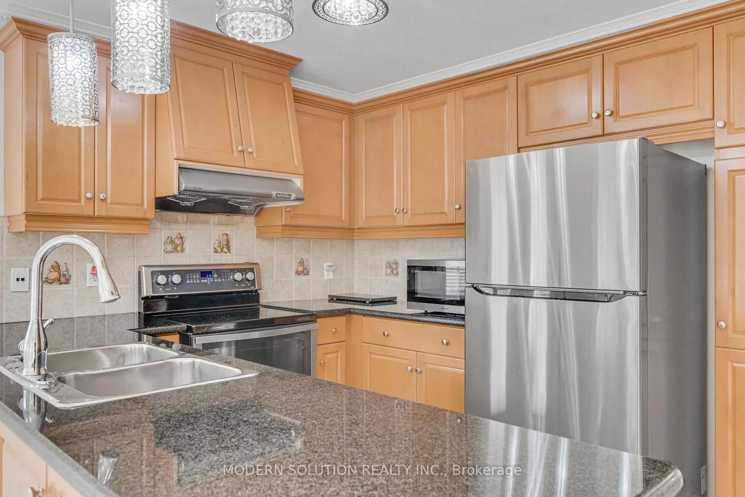 6431 Tenth Line photo 5