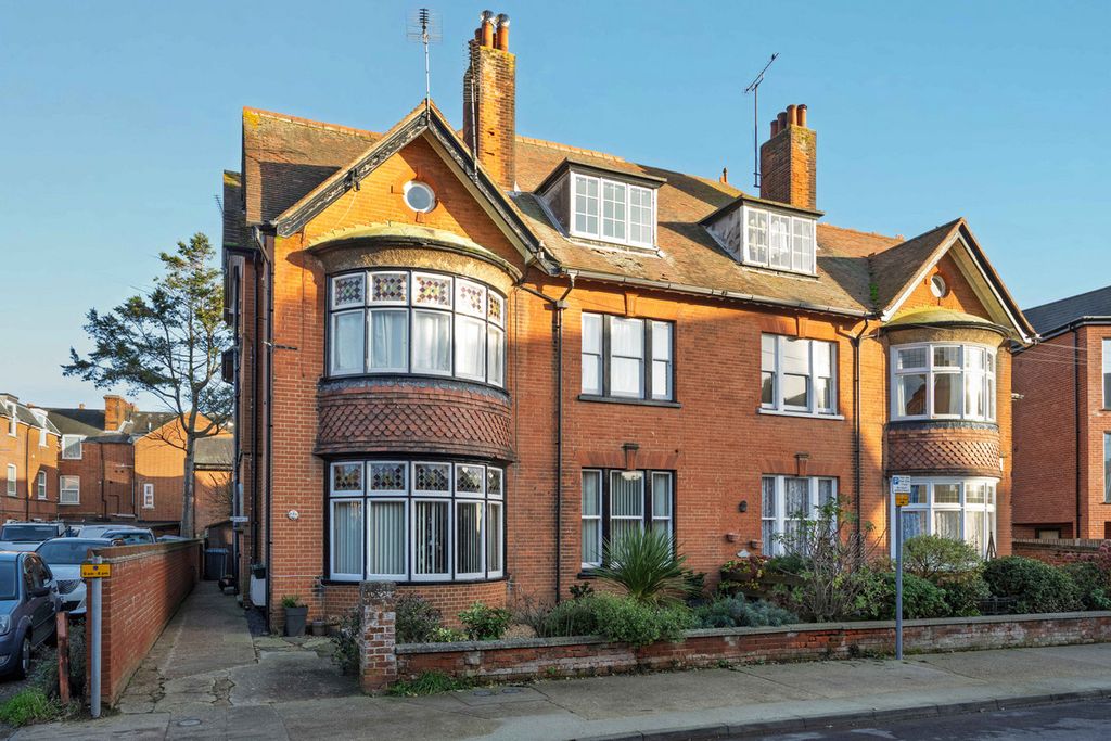 2 bed flat for saleStanley Road, Felixstowe IP11