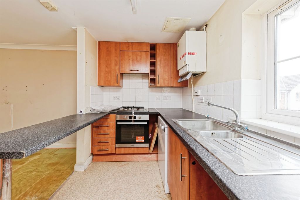 2 bed flat for saleFinch Close, Faversham ME13 photo 5