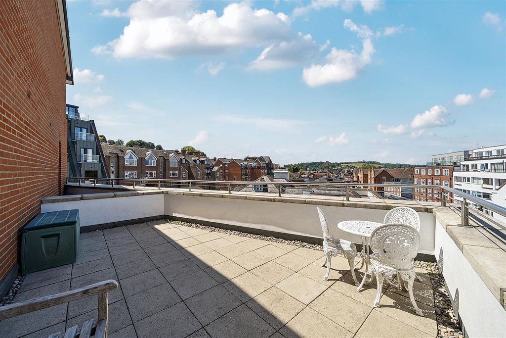 2 bed flat for saleTrinity Gate, Epsom Road, Guildford GU1 photo 5