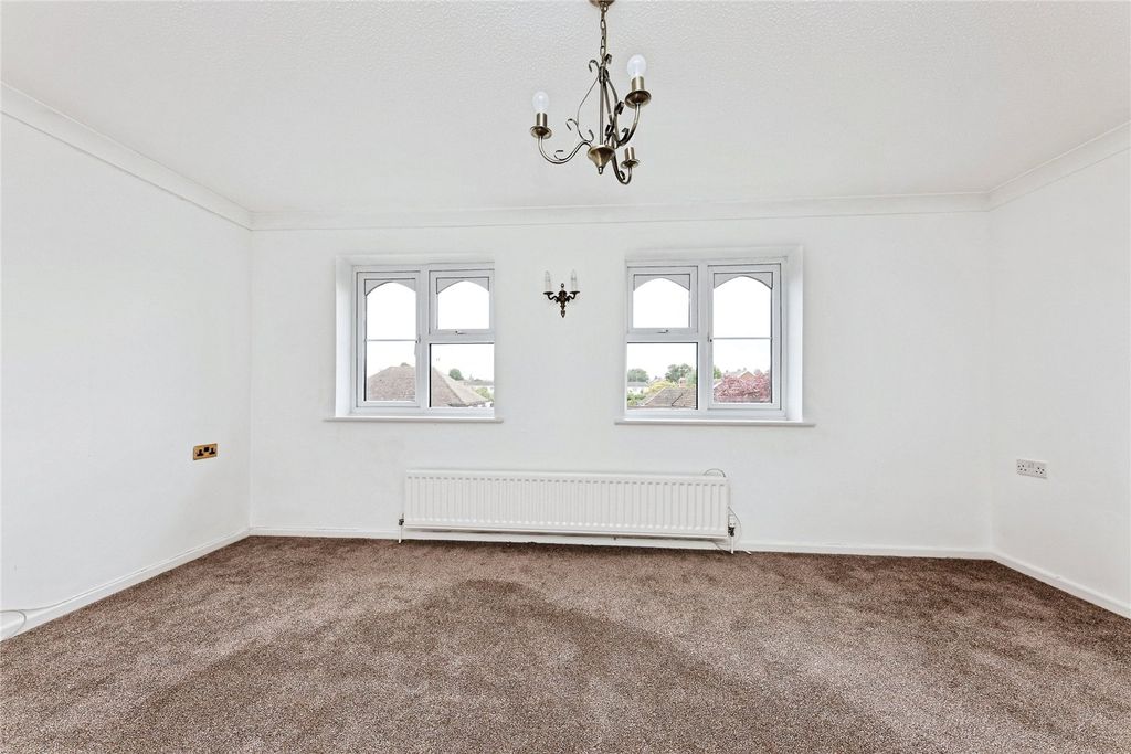 2 bed flat for salePark Court (Faversham), Faversham ME13 photo 4