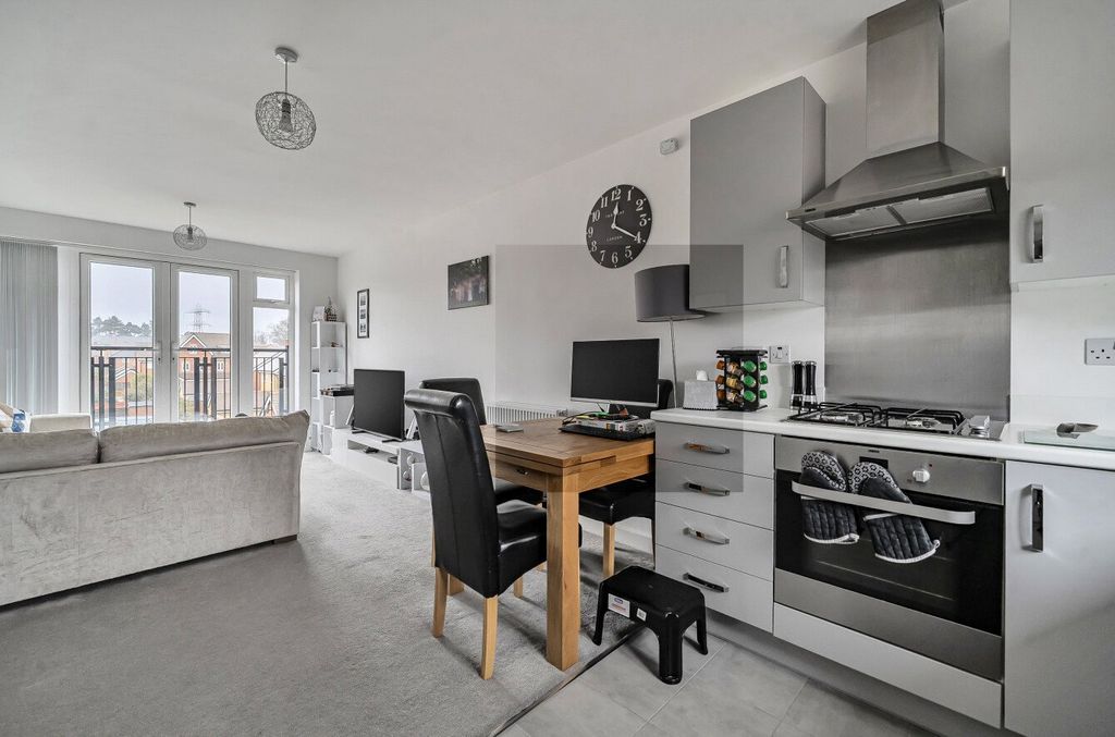 Additional image 10 of 2 bed flat for saleHurst Avenue, Blackwater, Camberley GU17