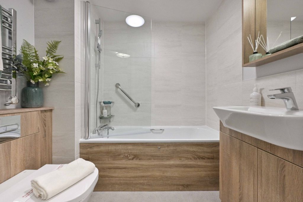 2 bed flat for saleTrinity Street, Fareham, Hampshire PO16 photo 5