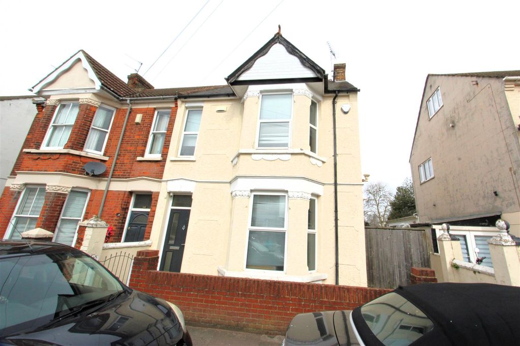 3 bed semi-detached house for saleStuart Road, Gillingham ME7