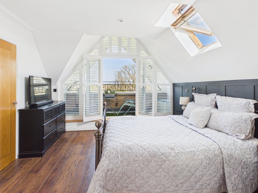 Additional image 5 of 2 bed flat for salePackhorse Road, Gerrards Cross, Buckinghamshire SL9