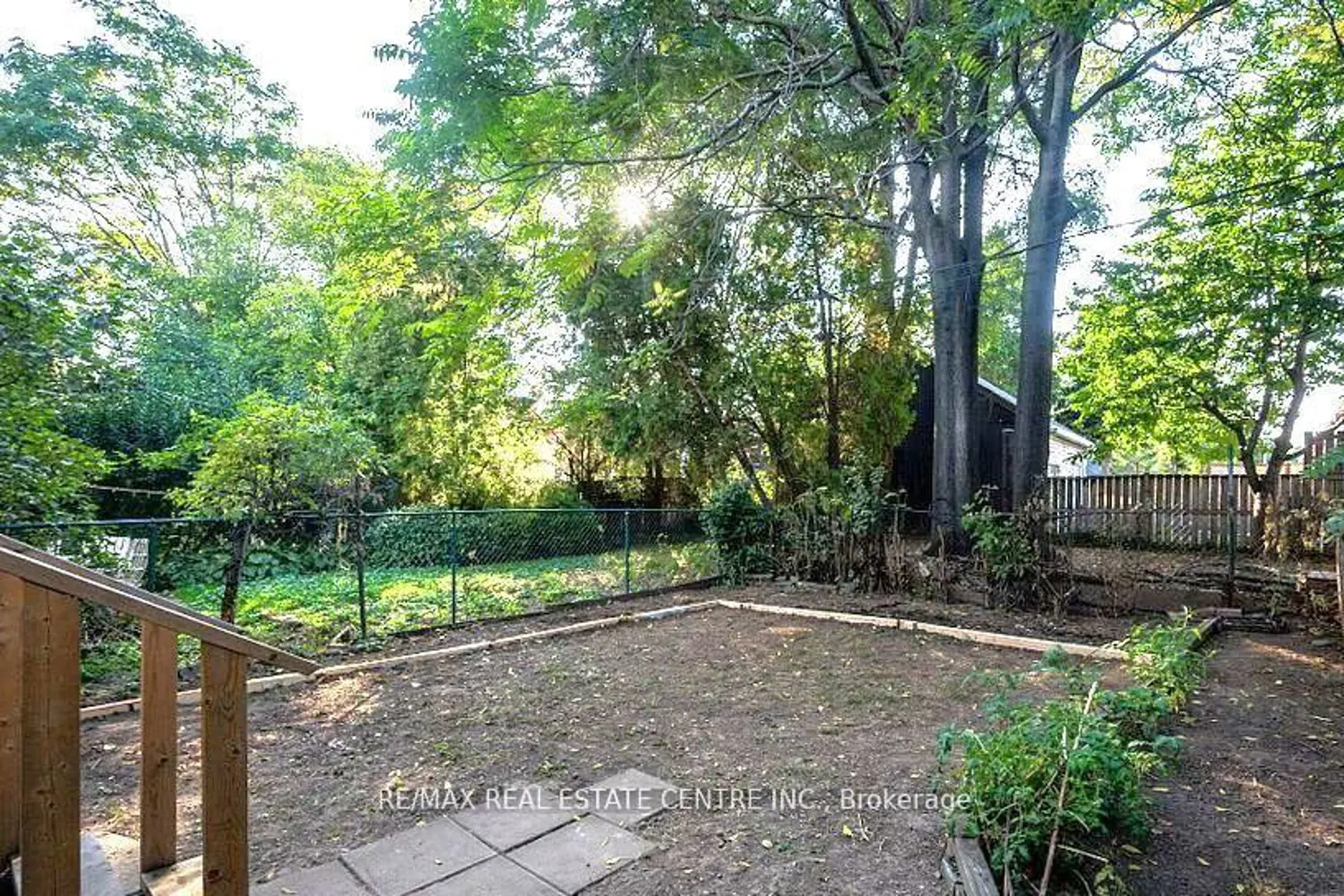 439 Wentworth St N photo 2