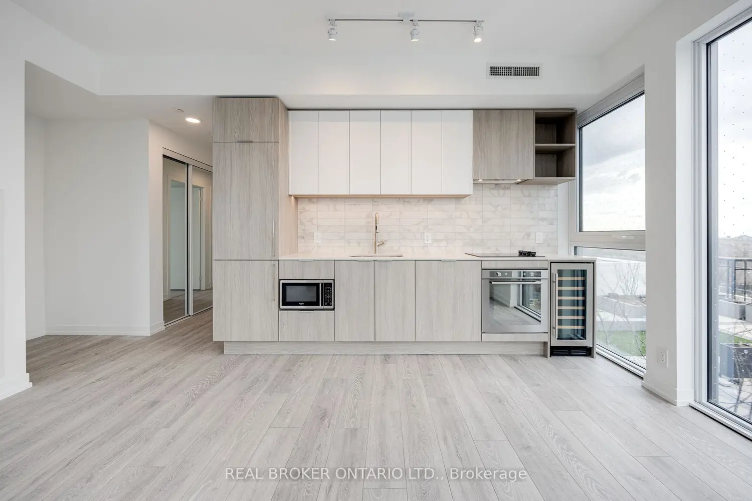 2020 Bathurst Street 1106 photo 4